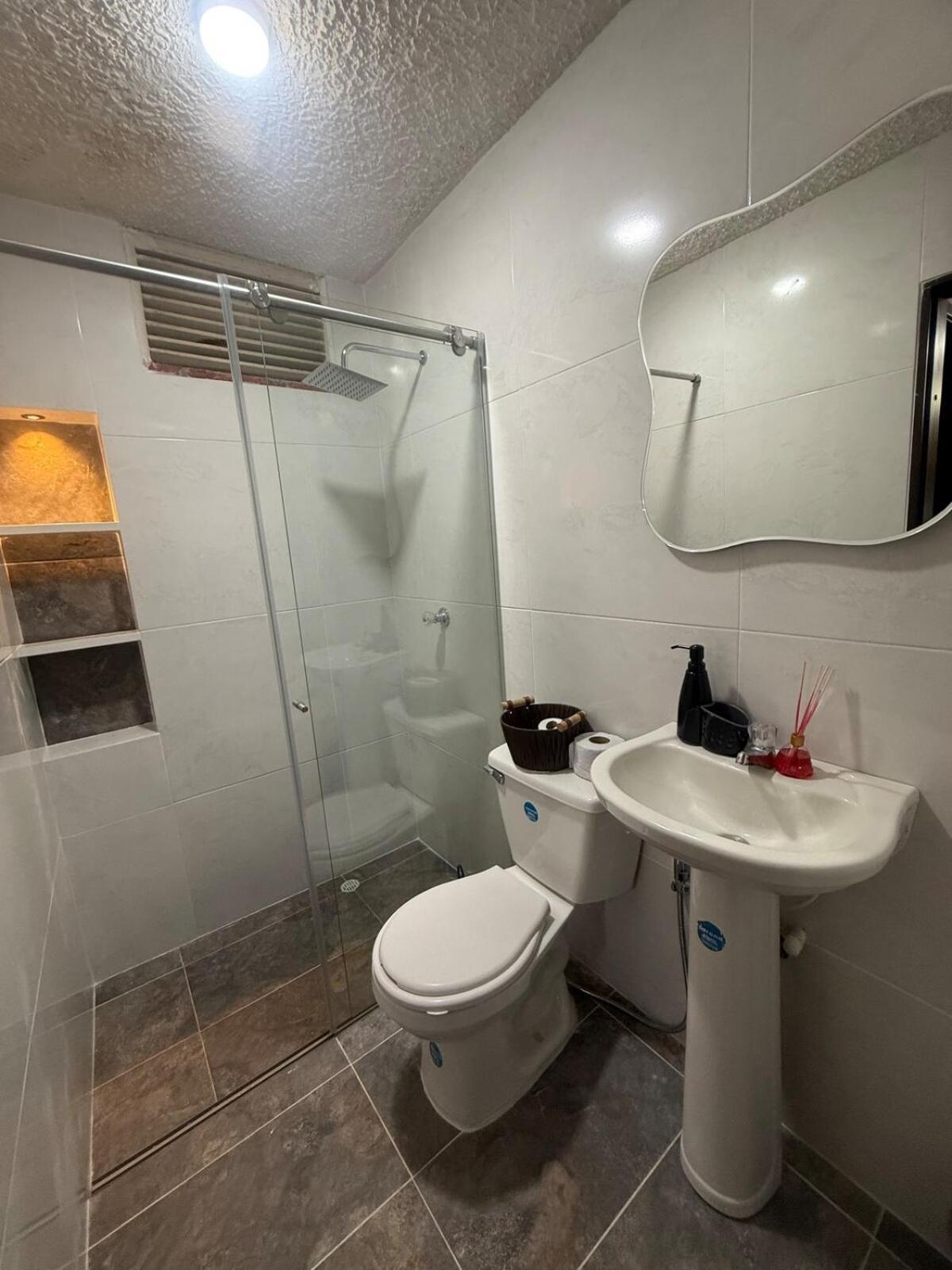 Hermosa Habitacion A Una Cuadra Del Ventura Plaza 3 Кукута Экстерьер фото